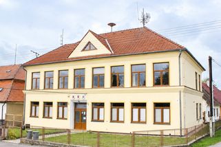 Krvavý masakr v babické škole: Režim popravil i ochrnutého. Jak s historií lhal Major Zeman? - Médium.cz